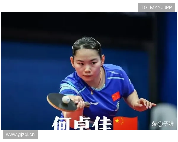 何卓佳比赛之间竟然拎着名牌包，比场上霸气好多了，这反差是真大