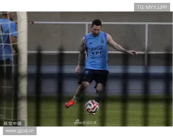 杨力维饮料堆成小山，训练场外像开了小卖部？