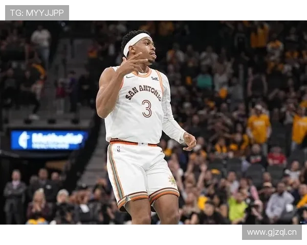 凯尔登·约翰逊无球跑动拉开空间，提升马刺外线效率