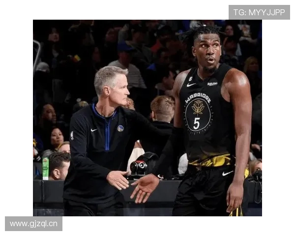 弗拉德·迪瓦茨背身单打对比尤因，提升球队内线得分效率